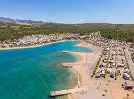 Mobile Homes Camping Omišalj，位于奥米沙利的宠物友好酒店