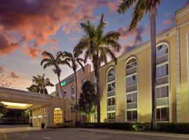 La Quinta Inn & Suites by Wyndham Sunrise，位于黎明城的酒店