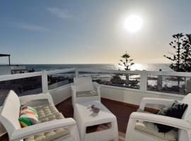 Top Sea Views in El Golfo Prime location By PVL，位于埃尔戈尔福的酒店