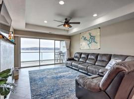 Waterfront Condo with Pool on Lake of the Ozarks!，位于奥沙克湖的酒店
