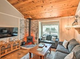 Hot Tub, Fire Pit Family-Friendly Murphy Home，位于墨菲的酒店