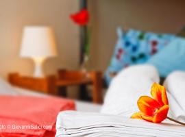 SANTANGELA Hostel & Rooms，位于梅纳焦的酒店