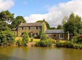 Woodsome Hall Golf Club Cottage on the Course，位于Fenay Bridge的酒店