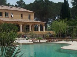 Arcantis Hôtel Villa Vicha，位于Aubais的酒店