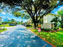 Elegant 1 Bedroom Condo With Swimming Pool Gym Access All Included In Convenient Fort Myers Location Near Golf Courses and Sanibel Island，位于迈尔斯堡的公寓