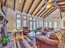 Modern Ruidoso Condo with Deck, Grill and Views!，位于鲁伊多索的酒店