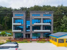 Gyeongpoen Pension，位于江陵市江陵船桥庄附近的酒店