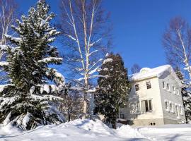 Chalet Banff - 6 bedroom 6 bathroom Ski Lodge，位于二世古的乡村别墅