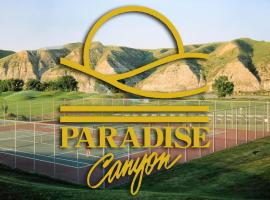 Paradise Canyon Golf Resort, Luxury Condo U409，位于莱斯布里奇县机场 - YQL附近的酒店