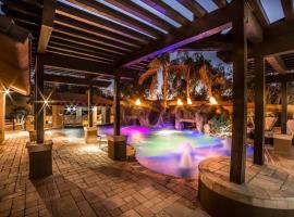 Estate Resort Style Oasis 6BDRM, 5.5 Bath Heated Pool with Misters，位于斯科茨的乡间豪华旅馆