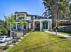 Luxury Vancouver Home with Patio & Views of Downtown，位于萨里的酒店