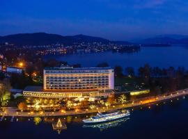 Parkhotel Pörtschach - Das Hotelresort mit Insellage am Wörthersee，位于沃尔特湖畔佩莎赫的酒店