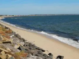 P-Town 2br Beach Beauty on the Bay. Water View!