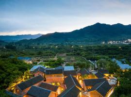 Sansa Village Boutique Hotel at Mutianyu Great Wall Adjoin to Mutianyu Great Wall - Room with the View of Great Wall - Free Chinese massage experience - Vehicle Shuttle Service - International Catering - SPA& Nail Beauty Facilities，位于怀柔的酒店