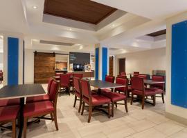 杜兰特快捷假日&套房酒店，位于杜兰特的酒店