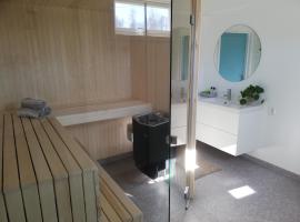 Large apartment with sauna in central Mora，位于莫拉的酒店