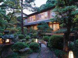 西村屋 本馆，位于丰冈市中岛神社附近的酒店
