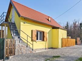 Rustic Holiday Home in Donja Stubica with Terrace，位于Donja Stubica的酒店