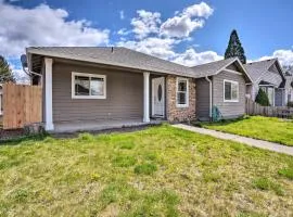 Grants Pass Home 1 Mi to Downtown and Rogue River!