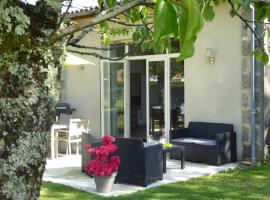 La Vigneraie de Laura: Gîte Entre Vignes et Chênes，位于Sainte-Colombe的酒店