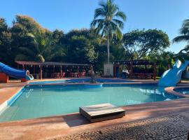 OYO Hotel El Capomo，位于Las Varas的酒店