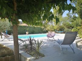 Auberge de l Helvie chez Coco & Ricou，位于Valvignères的酒店