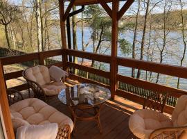 Domek nad jeziorem w Gorzewie，位于戈斯蒂宁的酒店