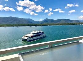 Cairns Waterfront Luxury at Harbourlights，位于凯恩斯凯恩斯海滨大道泻湖附近的酒店