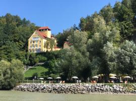 佛斯特施罗斯餐厅酒店，位于多瑙河畔菲尔德基芩的高尔夫酒店