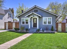 Charming Home in Downtown Nampa with Patio and Yard!，位于楠帕的酒店