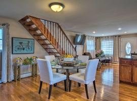 Waterfront Home with Large Deck and Dock on Narrow Bay，位于Mastic Beach的酒店
