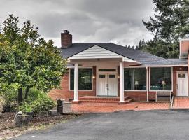 Charming Kelso Home with Proximity to Cowlitz River!，位于凯尔索的酒店