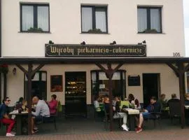 Pokoje Gościnne Nad Cukiernią w centrum miejscowości.