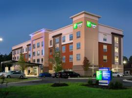 Holiday Inn Express & Suites - Fayetteville South, an IHG Hotel，位于费耶特维尔皇冠中心附近的酒店
