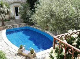 Gîte familial 6 personnes climatisé, piscine partagée chauffée, proche Nîmes, Uzès, Pont du Gard, Cévennes