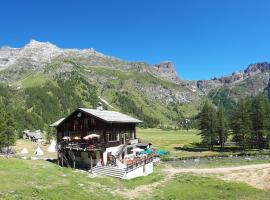 La Piana Appartamenti，位于阿尔佩德维洛的酒店