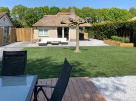 Liv Residence Holiday Home with Sauna & Fireplace，位于埃尔默洛的酒店