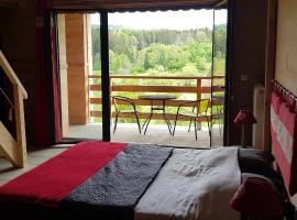 Le Jura en toutes saisons Piscine, SPA, location VTT, balades 2cv, climatisation，位于Bonlieu的带按摩浴缸的酒店