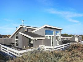 8 person holiday home in Ringkøbing，位于灵克宾的酒店