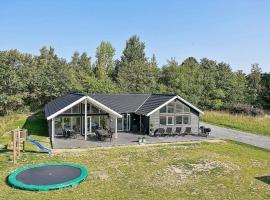 18 person holiday home in Vejby，位于瓦伊比的酒店