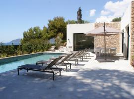 Exclusive 9 Bedroom Villa with Beach Access, Ibiza Villa 1029，位于Cala Llenya的酒店