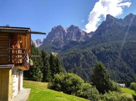 The "small" Alpine Chalet & Dolomites Retreat，位于圣马蒂诺-迪卡斯特罗扎的带停车场的酒店
