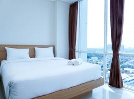 Homey and Modern 2BR Apartment at Atlanta Residence By Travelio，位于德波的酒店