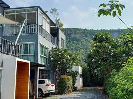 1st House of Happiness at Khao Yai 1-4 bed open 1 bedroom for each 2 adults，位于Pak Chong的酒店