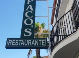 Hostal Restaurante Pacos，位于Herrera del Duque的酒店