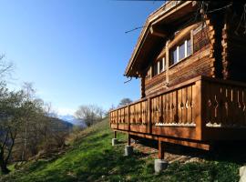 Comfortable chalet in the heart of nature, calm and peaceful，位于圣吕克的酒店