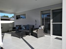 Ashley's Retreat Umina Beach，位于尤米纳的带停车场的酒店