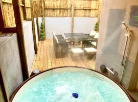 Victory luxury hot tub house，位于布莱克浦的带按摩浴缸的酒店