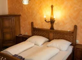 Harmony beim Holzschnitzer