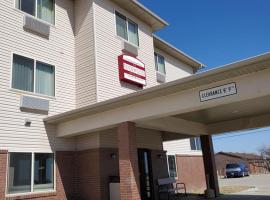 The Edgewood Hotel and Suites，位于Fairbury的酒店